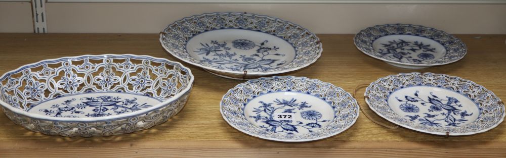 Meissen onion pattern reticulated dessert dishes and plates, late 19th/early 20th century, Large circular dish (5)